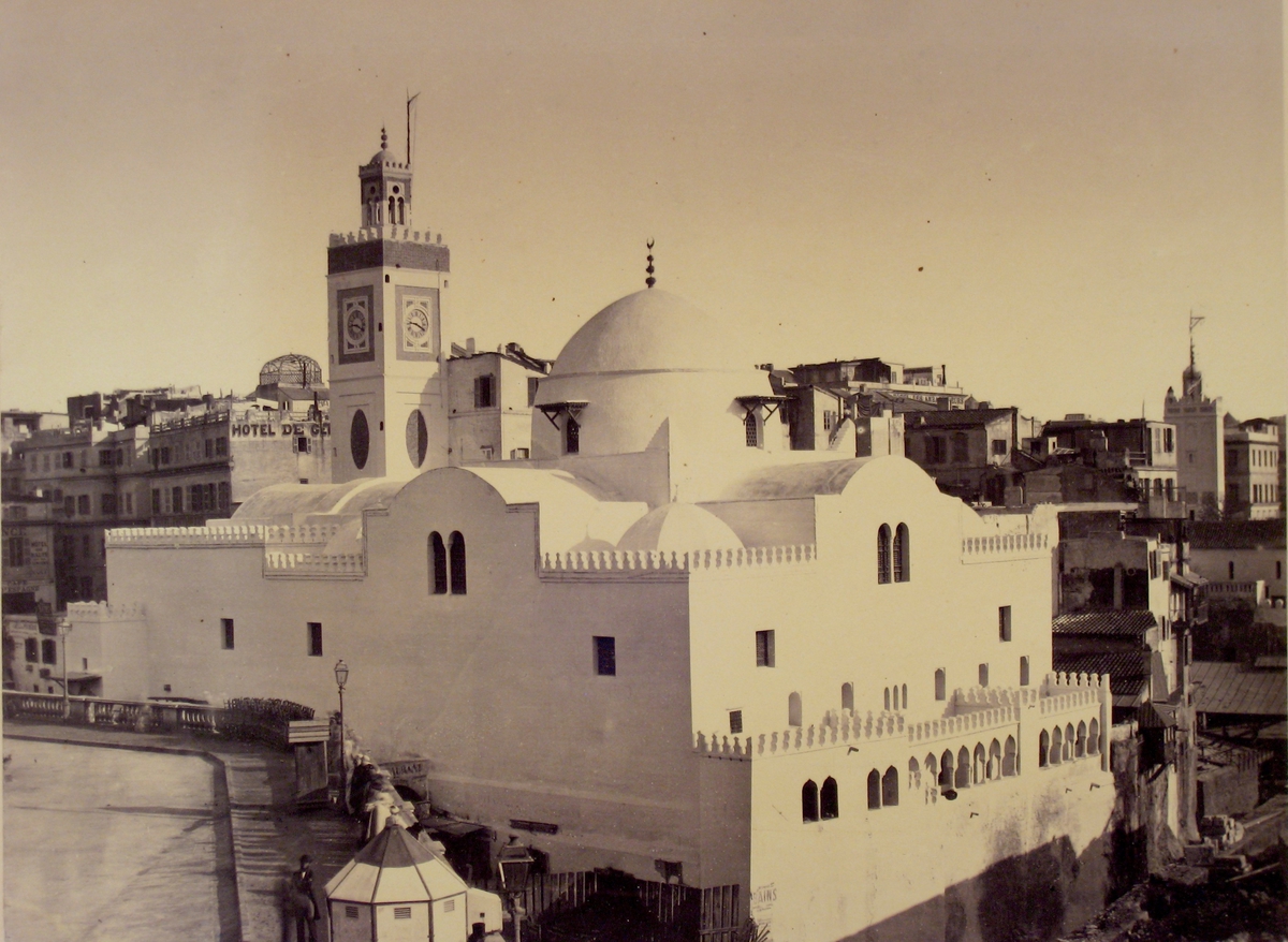 Alger, Mosquée de la Pecheve, stort fotografi.
 
Textat på baksidan: ''Mosqée de la Pecheve i Alger. 1869 Ad. An.''
 
Inköpt i Algeriet av Adolf Andersohn

Johan Adolf Andersohn (1820-1887) var handlare/filantrop och museets grundare.