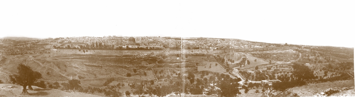 Jerusalem, panorama över staden. Mycket stort fotografi.

Tillhör Adolf Andersohns samling.

Johan Adolf Andersohn (1820-1887) var handlare/filantrop och museets grundare.