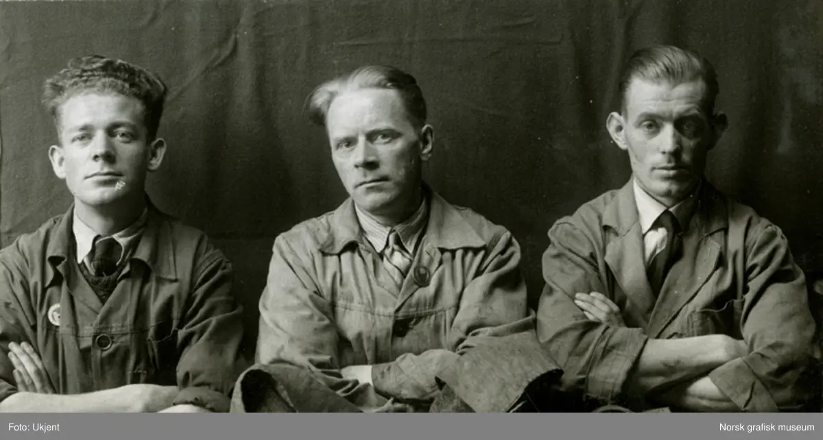Halvnært bilde av tre menn i arbeidstøy med armene i kors. Fra Dreyers Reproduktionsanstalt. 
Albumtekst: "T. Gjesteland. Arne Larsen. Ole Larsen."