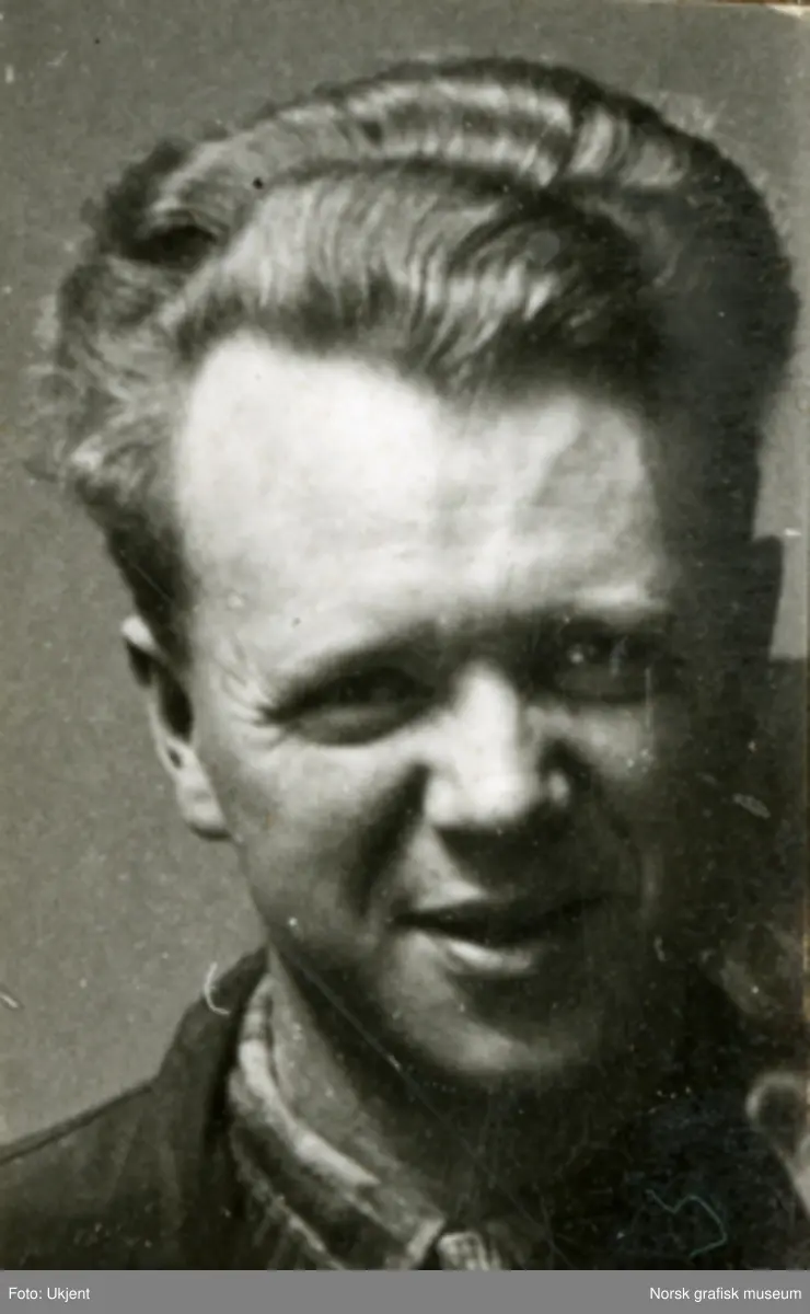 Portrettfoto av Ole Birkeland, ansatt ved Dreyers Reproduktionsanstalt.
Albumtekst: O. Birkeland.