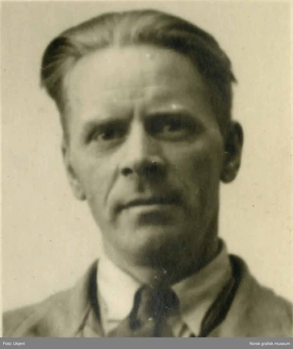 Portrettfoto av Arne Larsen, ansatt ved Dreyers Reproduktionsanstalt.
Albumtekst: A.L.
Dette er et av flere pass-/portrettbilder. Under dem står det "Utlånt av kriminialarkivet?"