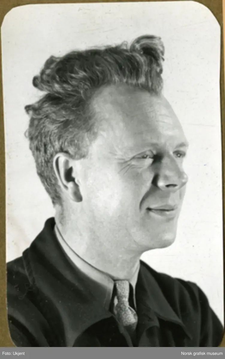 Portrettfoto av Ole Birkeland, ansatt ved Dreyers Reproduktionsanstalt.
Albumtekst: "Birkeland 1955"