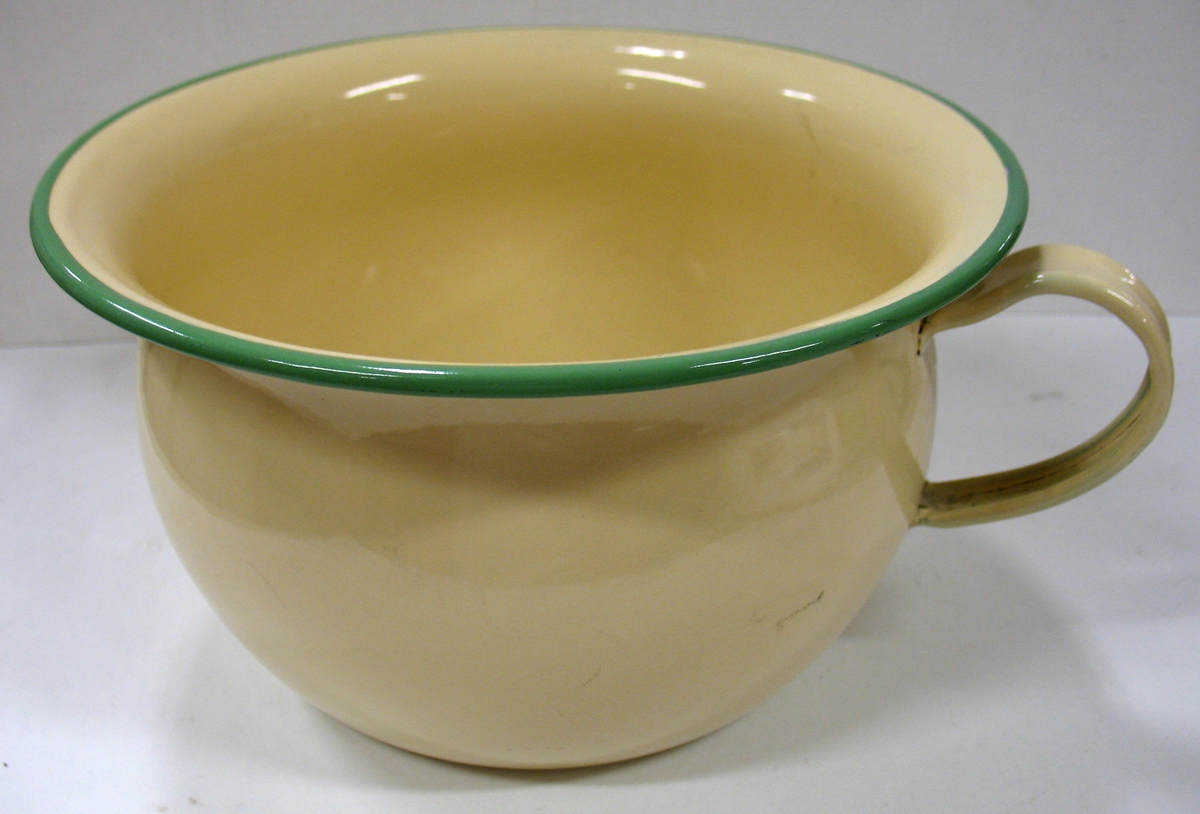 Nattkärl, emalj gul med grön kant. Köpt på Knutssons auktion, Vänersborg.