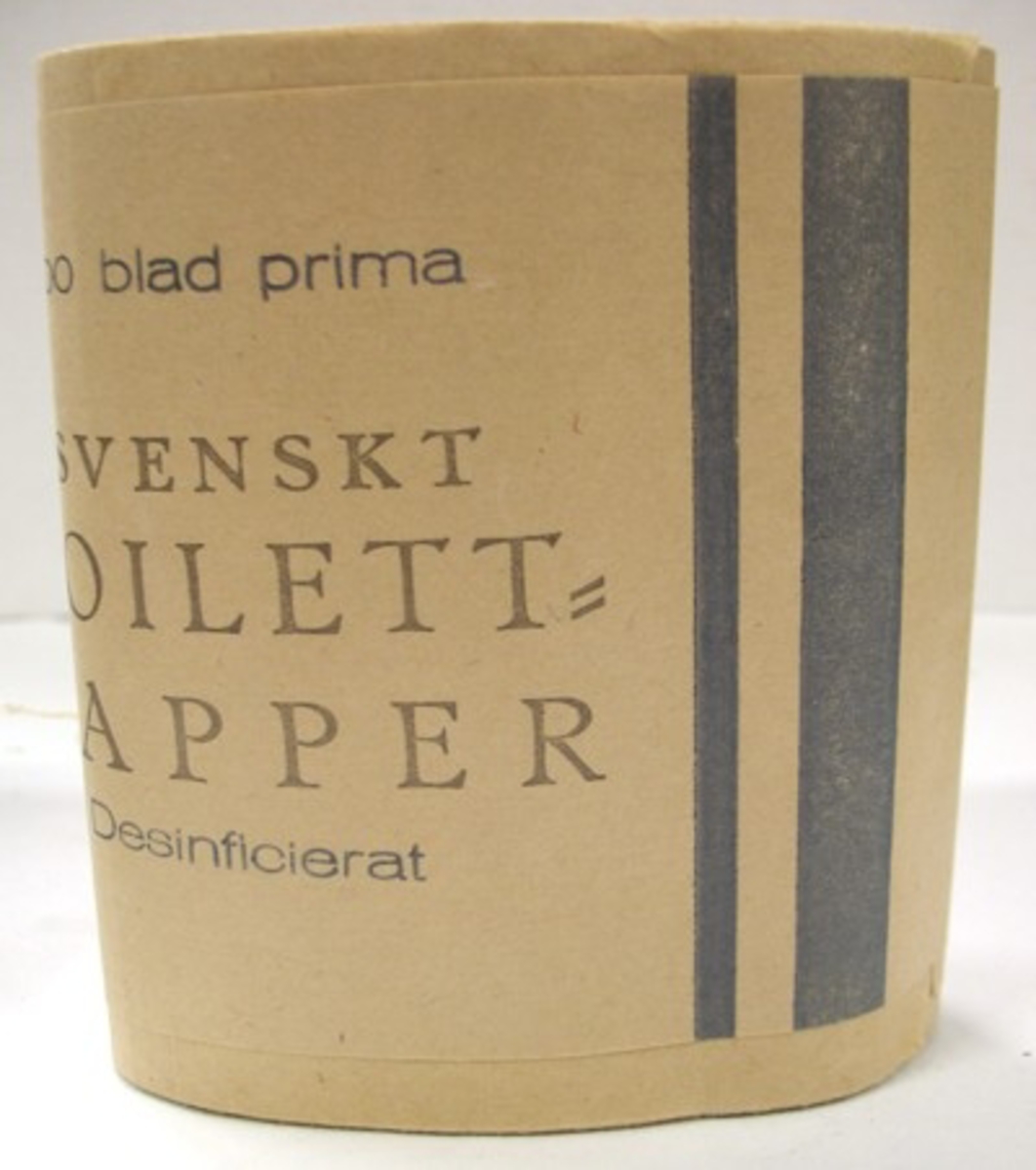 Gråa toalettpappersblad, 500 st., packade och rullade i bunt. Papperna har ett omslag med texten:
''500 blad prima SVENSKT TOILETTPAPPER Desinficerat''.
Länsmuseet tog emot gåvan då det är ett allmänt brukat föremål som ej tidigare fanns i samlingarna.