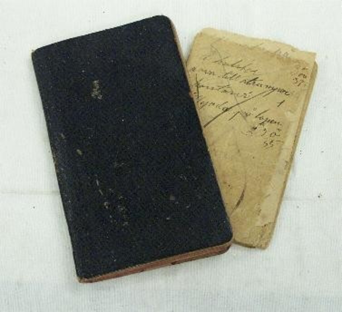 Två anteckningsböcker vari Maria Johansson bland annat fört kassabok över lön och inköp. Bland anteckningarna finns även religiösa texter. Böckerna tycks vara förda sporadiskt mellan åren 1884 - 1926.

Maria Kristina Johansson, i husförhörslängd kallad Johansdotter, föddes 28 oktober 1859 i Munkebo, Naglums socken, Västergötland. Föräldrarna var torparen Johannes Hansson (1817-1888) och hustrun Anna Katrina Svensdotter (1819-1880). Maria hade två syskon, systern Sofia Charlotta f. 1856 och brodern Carl Alfred f. 1858. Maria flyttade från föräldrahemmet till Vänersborg år 1879 där hon tog tjänst som piga hos lantbrukaren och handlaren Anders Johan Olsson (1846-1923) och dennes hustru OLIVIA Charlotta Pettersson (1854-1936). Maria Johansson kom att kvarstå i familjens tjänst i 62 år, fram till sin död 1941. Familjen Olsson hade gården Långemaden i Frändefors socken, Dalsland, samt fastighet på Residensgatan 19 i Vänersborg. Eftersom gården låg på sjösänkningsmark var där ofta fuktigt. Olivia led av astma och tålde inte klimatet på Långemaden utan fick långa tider vara i Vänersborg. Dessa tider bodde Maria på Långemaden där hon hushållade åt Anders Johan Olsson. Efter makarna Olssons död bodde Maria på Residensgatan 19 tillsammans med makarna Olssons äldsta dotter Helga Olsson (1880-1951). Maria skall enligt uppgift närmast uppfattats som tillhörande familjen då hon tjänat där under en så lång följd av år.

Hon ligger begravd på Strandkyrkogården i Vänersborg i grav nr 6510, intill makarna Olsson.

Gåvan riktad till Vänersborgs museum.