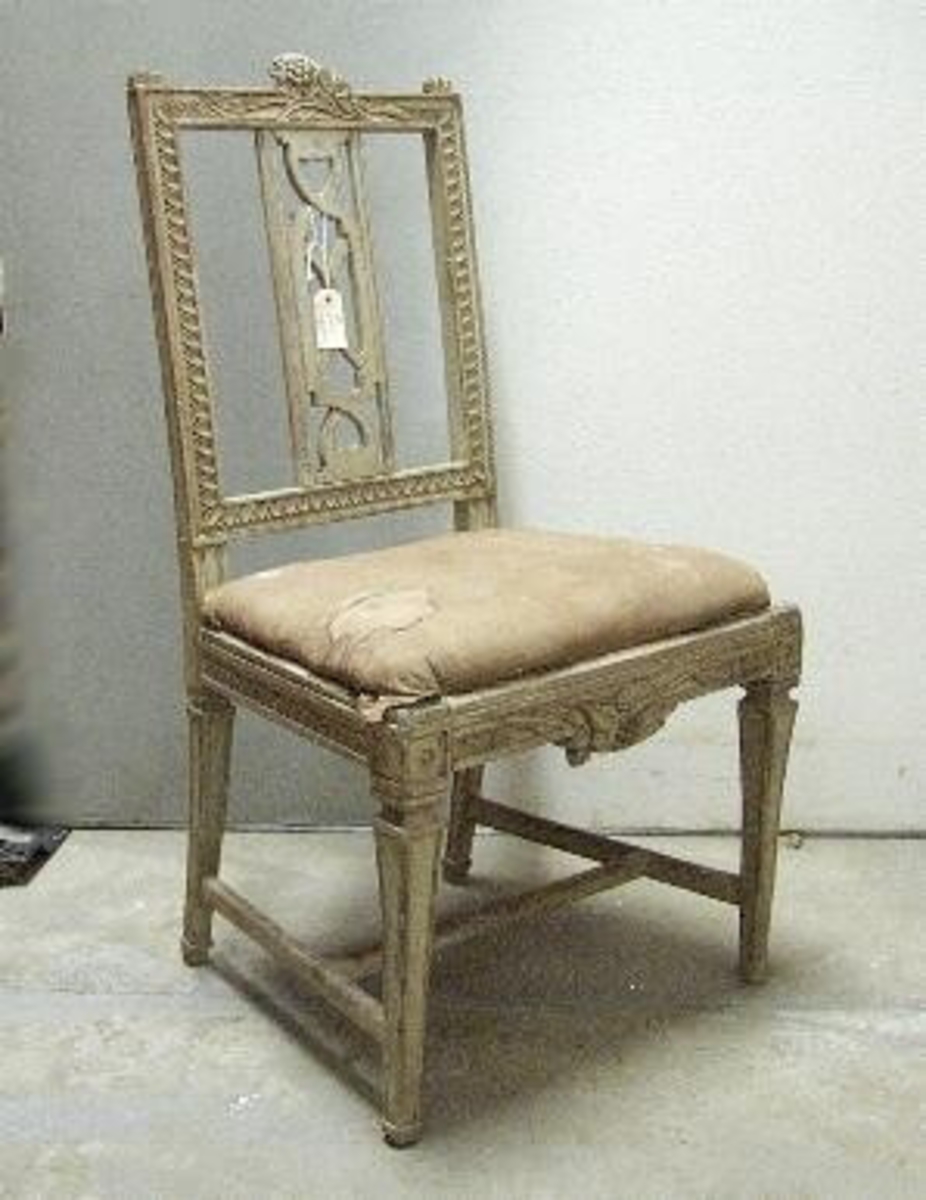 Gustaviansk stol i originalskick, gråmålad. Stolen kröns av en humlekvist på ryggstödet.

Stolen kan tillskrivas möbelsnickarmästaren Håkan (Haquin) Fundberg vilken kom inflyttande från Skara till Vänersborg 1781. Orsaken till flytten var att det fanns mycket arbete att utföra i Vänersborg efter stadsbranden 1777. Bland annat utförde Håkan Fundberg ett flertal arbeten för den efter branden återuppbyggda Vänersborgs kyrka. På regionmuseet finns sedan ett antal år tillbaka tre identiska stolar deponerade från Vänersborgs kyrka. Dessa stolar är emellertid ommålade i brun drickamålning.

Håkan Fundberg var far till den kände bygdesnickaren Johannes Fundberg (1774 - 1840-talet). För ytterligare uppgifter kring familjen Fundberg se: ''Johannes Fundberg - möbelkonstnär på Dal'' ur Hembygden 1979 (Uddevalla 1979)