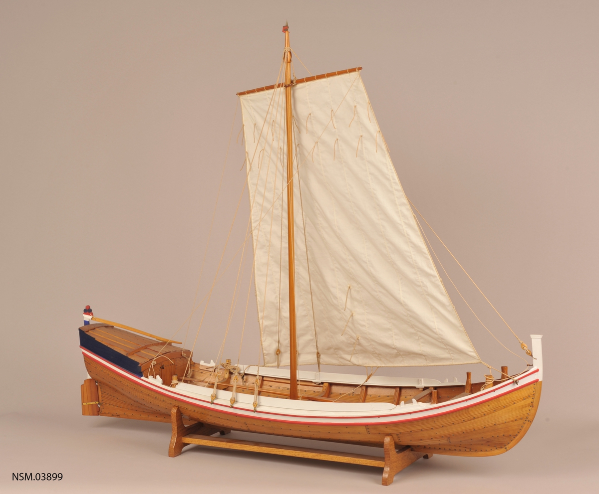 Klinkbygget  modell med løfting og ror, rorkult, 4 årer (NSM.07948-51), mast, tiljer,2 tofter. Rigget med seil. Lakket skrog, øverste bordgang malt hvit med to smalere røde linjer på hver side. Løfting blå sider. Akterspeil hvitt. Ror over vannlinjen hvitt og blått.  Målestokk 1:18.