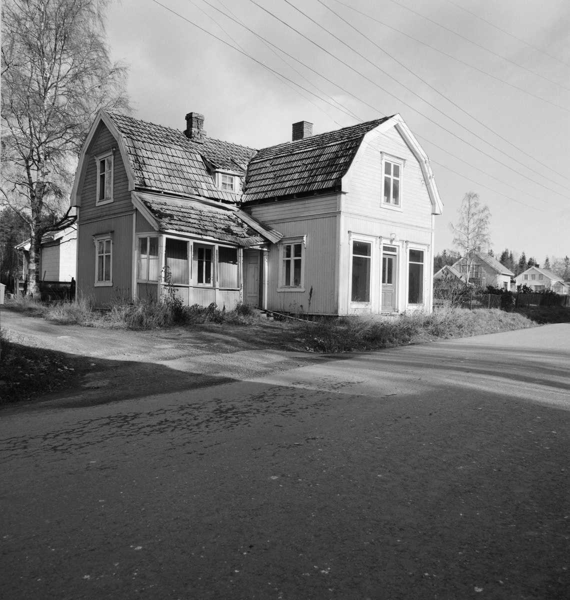 Klevbakken, Ådalsbruk. Jonette Pabsdorfs manufaktur. Huset er revet. Nyere hus som ble bygd lengre vekk fra vegen har adresse Klevbakken 84. Kombinert bolig og forretningsbygg. Løten.
