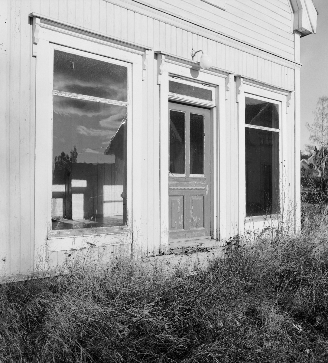 Klevbakken, Ådalsbruk. Jonette Pabsdorfs manufaktur. Huset er revet. Nyere hus som ble bygd lengre vekk fra vegen har adresse Klevbakken 84. Kombinert bolig og forretningsbygg. Detalj fra vinduer og inngangsdør. Løten.