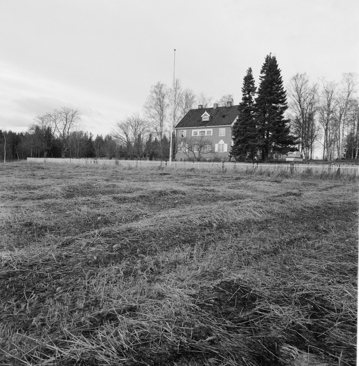 BEBYGGELSEN KLEVBAKKEN, ÅDALSBRUK
østbilde etter tresking. Jordet foran Maihaugen. Jordet er i dag parkering og uteplass for Ådalsbruk skole og barnehage.  Løten.