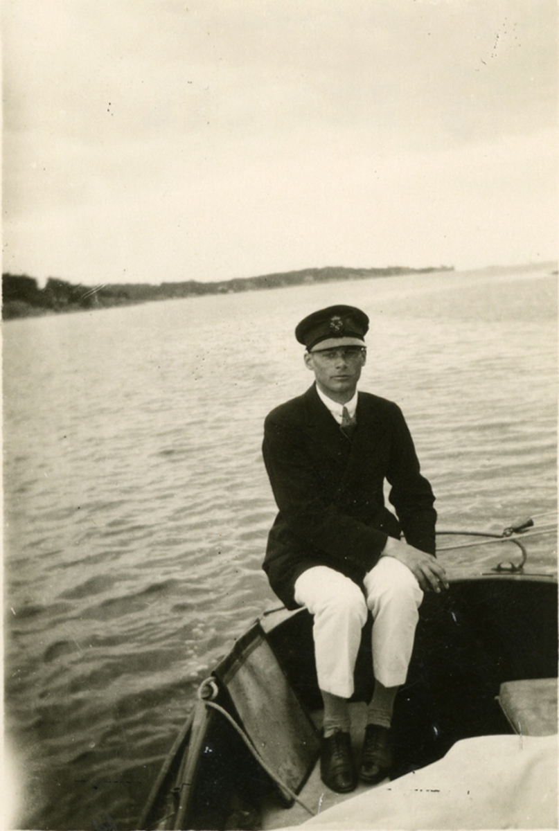 Carl-Gösta Jackson sittande på akterbettet på ARIADNE i Arkösund.