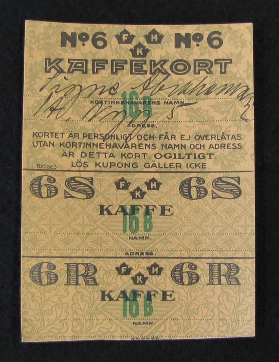 Ransoneringskort, kupong, från första världskriget. Detta kort gäller för kaffe.

Ingår i en samling med 45 kort.

Givarens mor, Karin Kirudd f. Carlberg (f.1921) arbetade som sekreterare hos landsfiskalen och administrerade bensinkupongerna. Hennes far, Oscar Carlberg, f. Larsson, bandyprofil i Vänersborg, sades vara så lik en man vid namn Carlberg att han senare tog sig detta namn.


Släkten Kirudd har sina rötter i Skåne. Bror Kirudd, f. Andersson (f. 1882-08-26) kom från fattiga förhållanden och stöttade familjens ekonomi med att sälja vispar och slevar av trä. Han flyttade, tillsammans med sin fru, som arbetat på mejeri, till en konfektionsfirma i Kiruna. Det gick bra för honom, så småningom tog han över firman. Men det var lite för norr ut för en Skåning så de tog över Öman & Mattssons konfektionsfabrik Gunnar Viborg i Uddevalla. Då tog han och hans familj efternamnet Kirudd, efter Kiruna och Uddevalla. Bror Kirudd sas vara ganska hetlevrad, och då han inte kunde förmå Uddevalla att subventionera elpriset till hans fabrik flyttade han till Vänersborg. Till en början gjorde man arbetskläder och overaller, men övergick så småningom till damkonfektion. En av sönerna till Bror, Sven Kirudd, bröt sig ur familjeföretaget och startade en byxfabrik på Gasverksgatan 9 i Vänersborg, kallad Sven Konfektion. Byxorna från fabriken kallades ''Svenbyxan''.