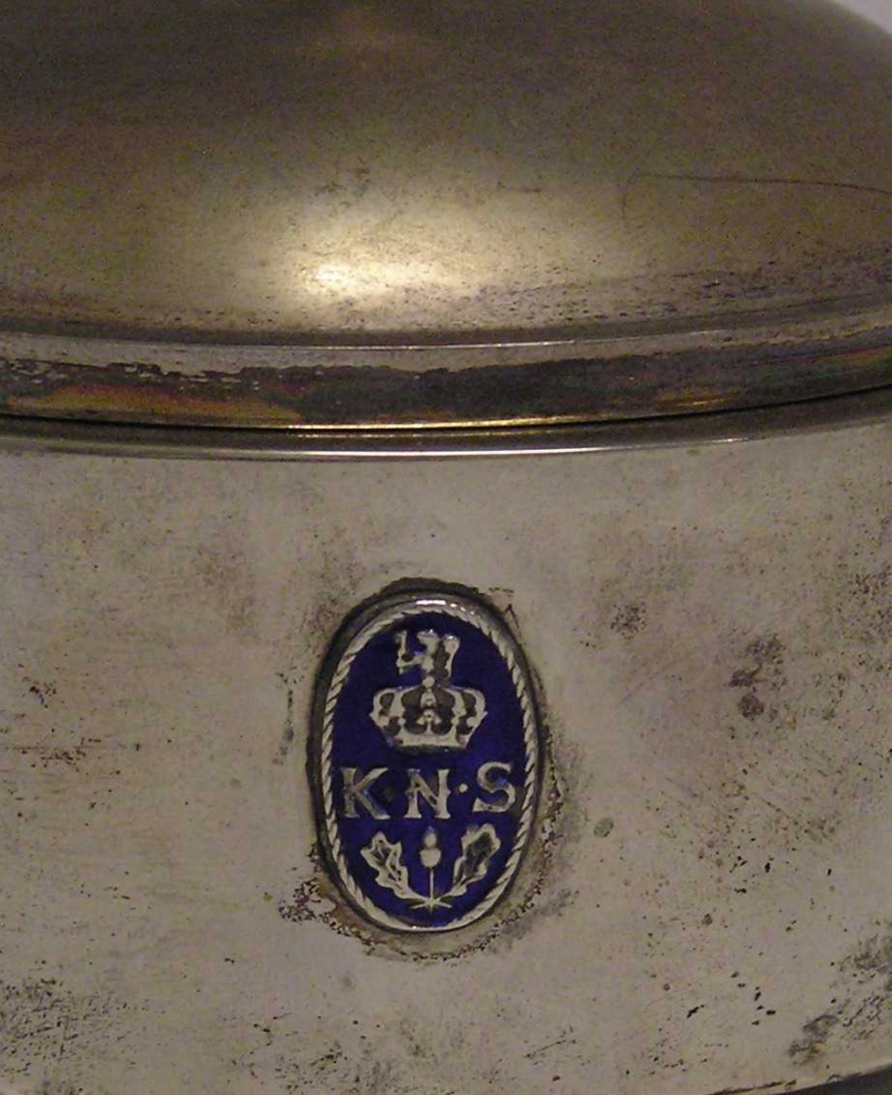 Sangfugl på lokk og "KNS"  emblem på skrin