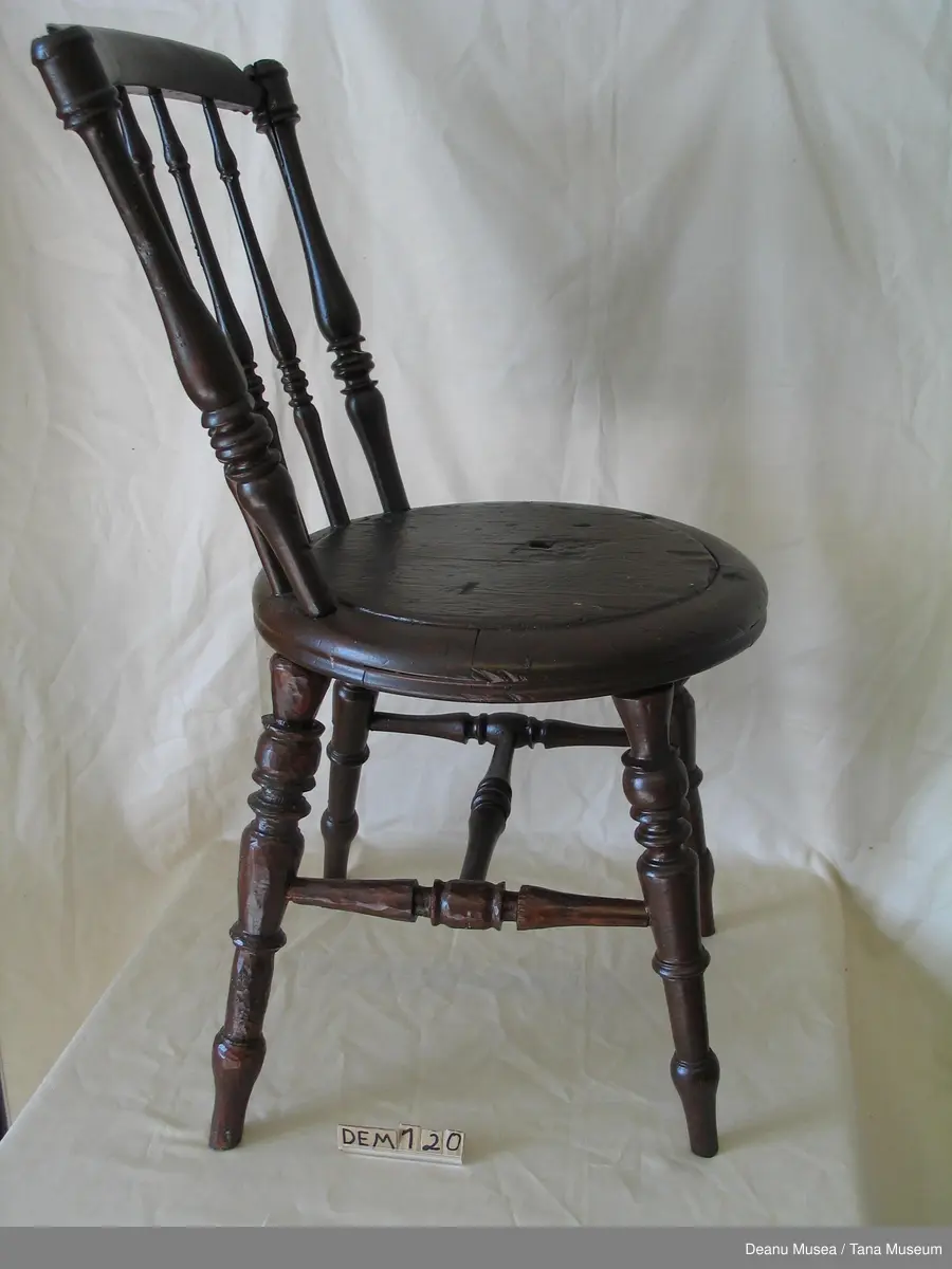 Svart pinnestol av tre.