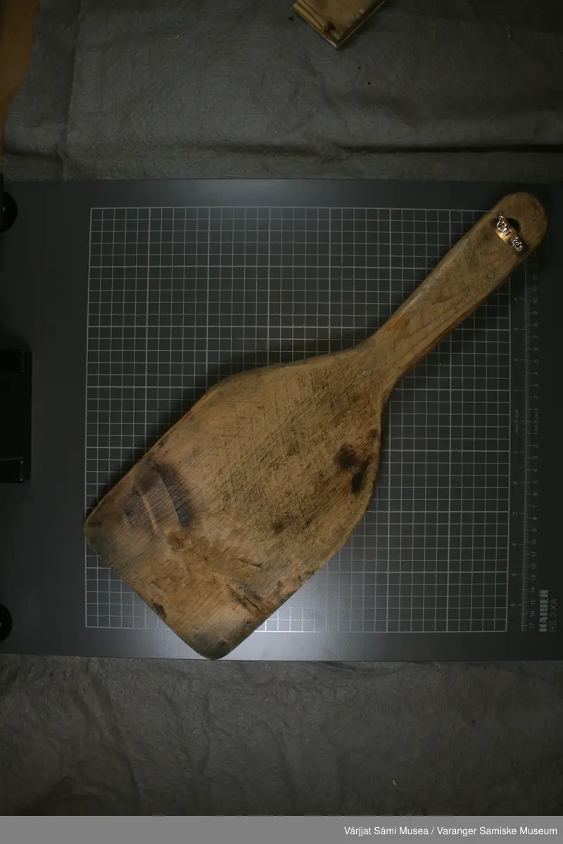 En brødspade / bakespade av tre.