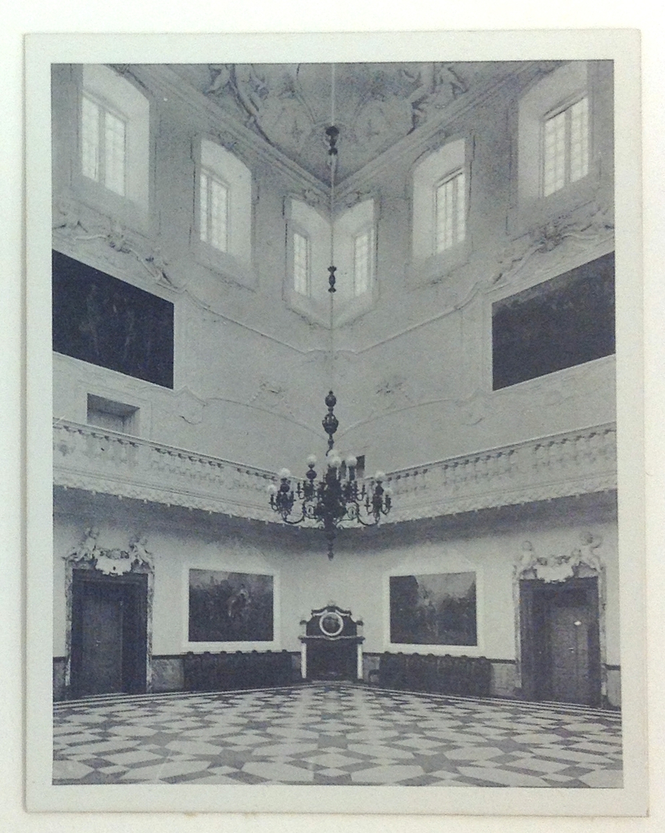 Hefte a inneholder diverse postkort med motiv fra Fredensborg, Roskilde domkirke og Frederiksborg slott. Hefte b inneholder diverse postkort med motiver fra København. Hefte c inneholder 10 små prospekter fra rom og interiør på Fredensborg slott.