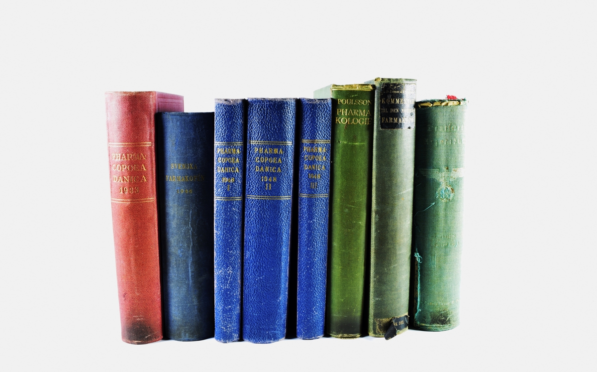 Syv farmakopeer. Farmokopeer er offesielle oversiktsverk over vanlige legemidler.

a: Kommentar til den norske Farmakopø. Kemisk del. Frithjof De Lemos og Dr. E. Sissener, Forlagt av H. Aschehoug & Co. (W. Nygaard), Kristiania, 1921.

b: Svenska Farmakopén 1946, Sveriges Läkarförbunds Förlagsaktiebolag, Stockholm, 1946. 

c: Lehrbuch der Pharmakologie, E. Poulsson, Kristiania, Verlag von H. Aschehough & Co., 1920.

d: Pharmacopoea Danica, engelsen & Schrøder, København,  1933.

e: Pharmacopoea Danica 1948 bind I, Nytt Nordisk Forlag Arnold Busck, København, 1948. 

f: Pharmacopoea Danica 1948 bind II, Nytt Nordisk Forlag Arnold Busck, København, 1948.

g: Pharmacopoea Danica 1948 bind III, Nytt Nordisk Forlag Arnold Busck, København, 1948. 

h: Deutsches Urzneibuch 6. Ausgabe 1926, unveränderter neudruck 1939. Den tyske ørnen med hakekors er trykt på forsiden og på tittelbladet. Begge steder er hakekorset skrapt vekk.