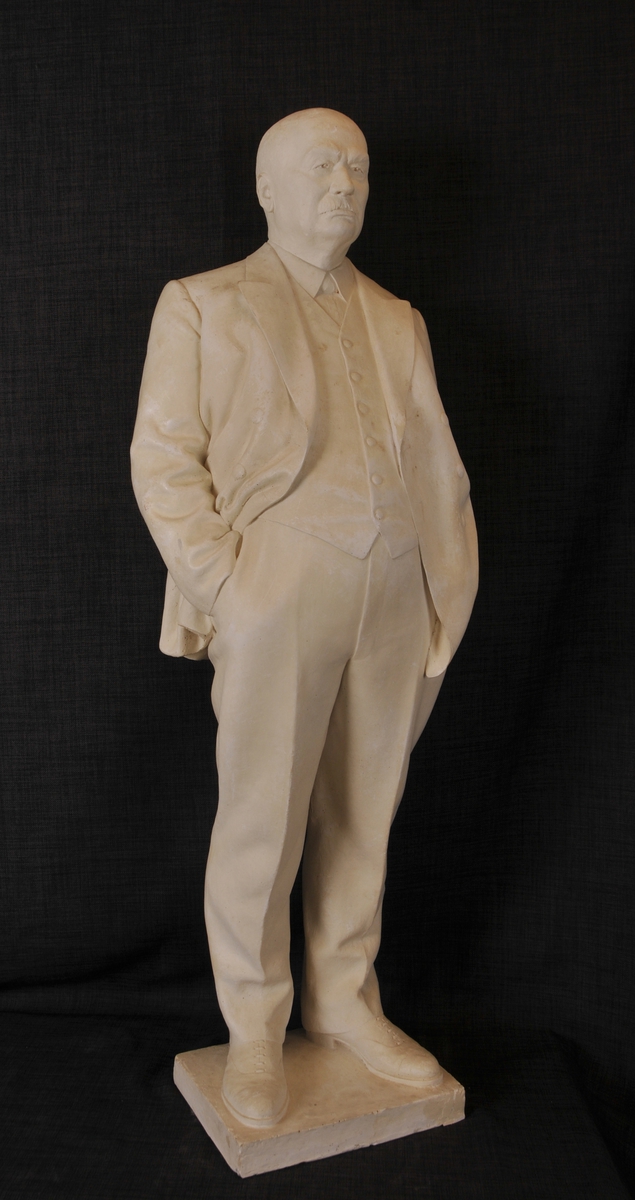 Statue av mann, skipsreder og kommandør Chr. Christensen.