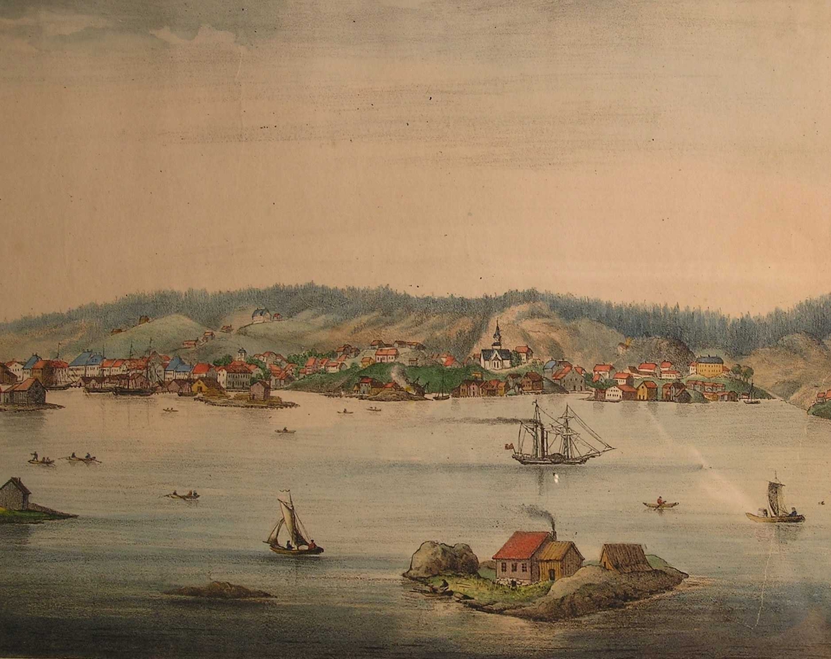 Oversikt over Kragerøfjorden med Øya, byen, diverse fartøy på vannet, bebyggelse og skjær.