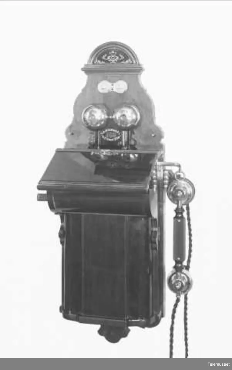 Telefon, magneto veggapparat i tre. For J.B. Saunders & co. Elektrisk ...