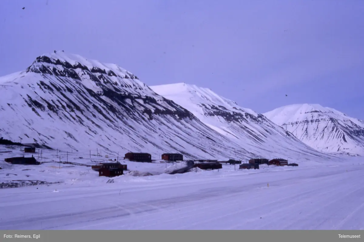 Bygninger Svalbard -  Svea sett fra FLystripa SV