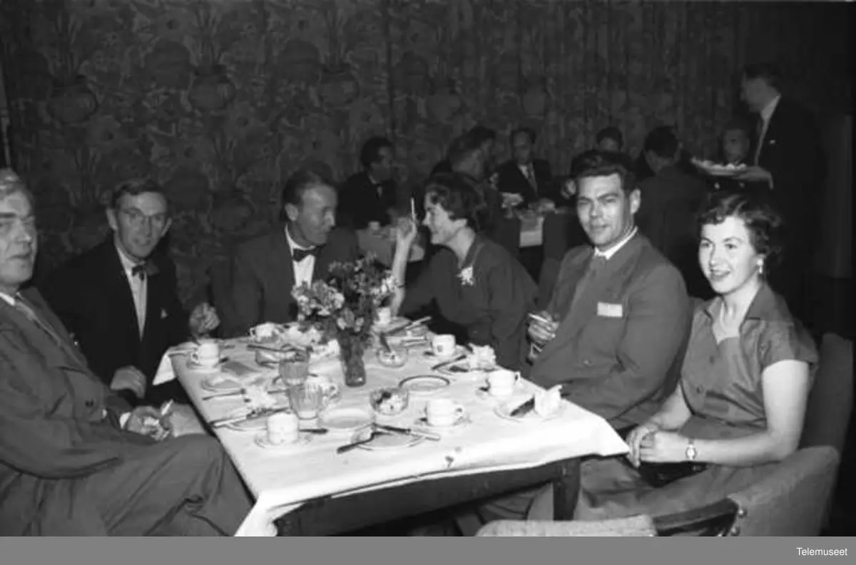 Telefonen 75 år i Bergen. Bergen telefonanleggs fest i NIFs lokaler