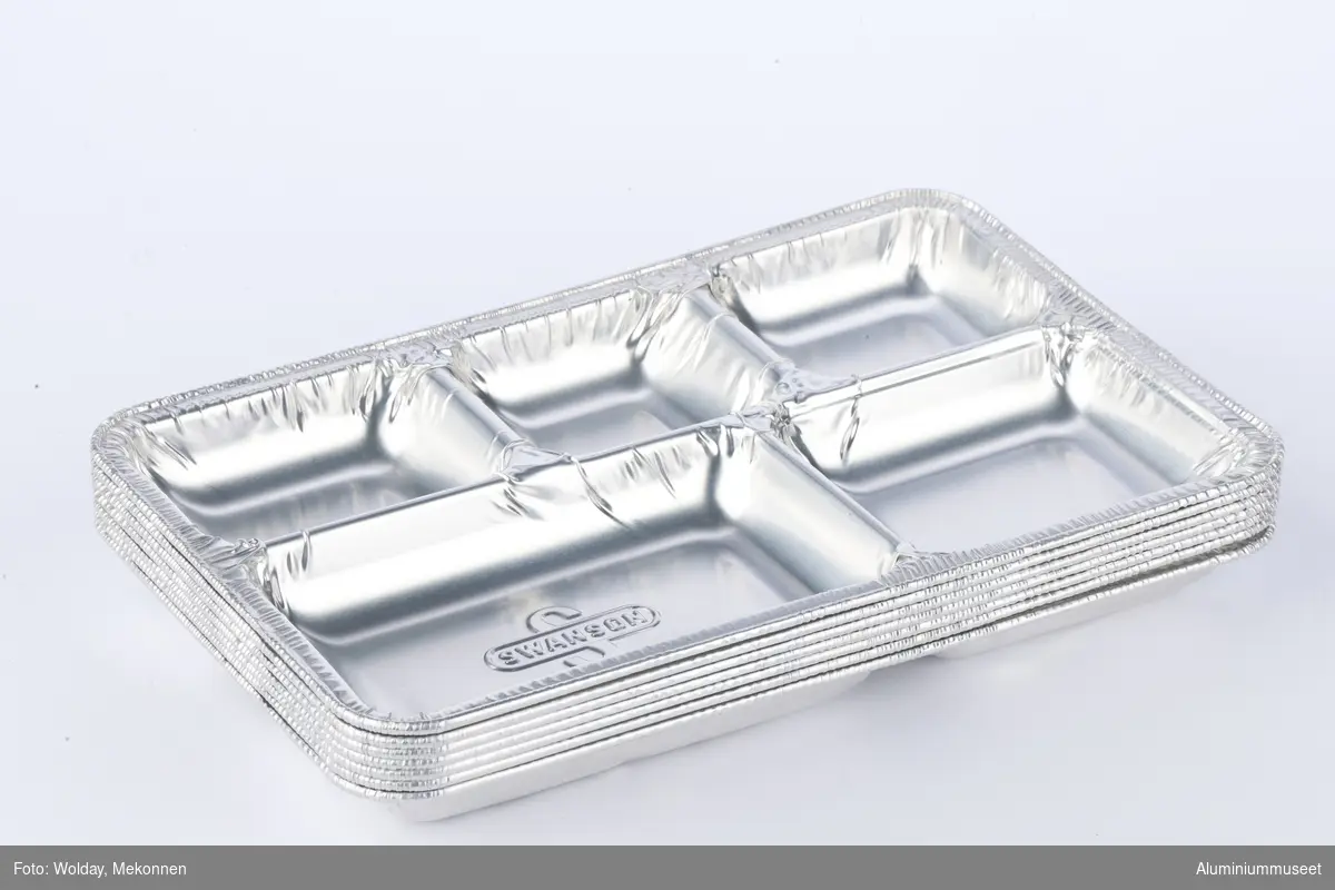 Aluminiumsform inndet med 5 rom til forskjellige matvarer (?). pRENTET INN I FORMEN STÅR: swanson