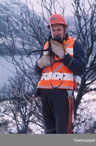 Luftkabler, strekking av luftkabel, reising av telefonmast