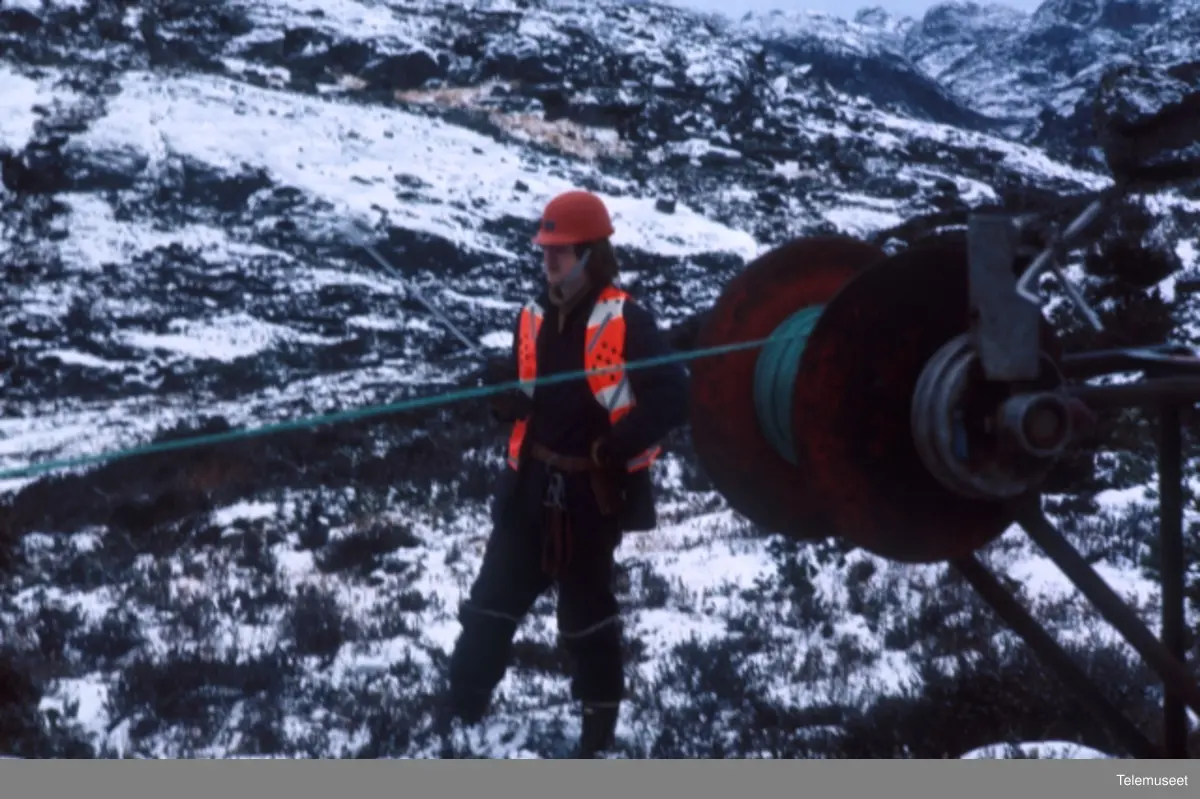 Luftkabler, strekking av luftkabel, reising av telefonmast
