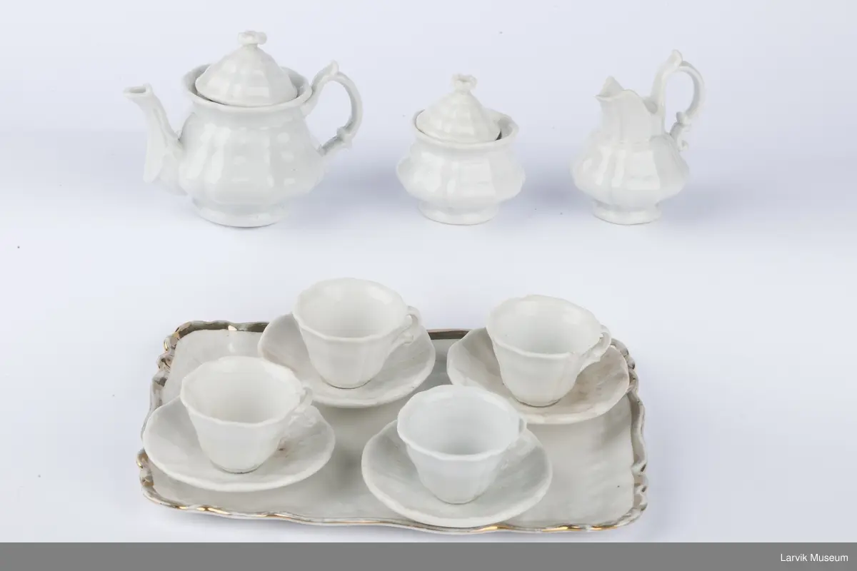 bølgeformet kanter, 2 lokk som ender i en blomst, skåler har markerte kronbladlign. former, dette mønsteret går igjen på alle delene