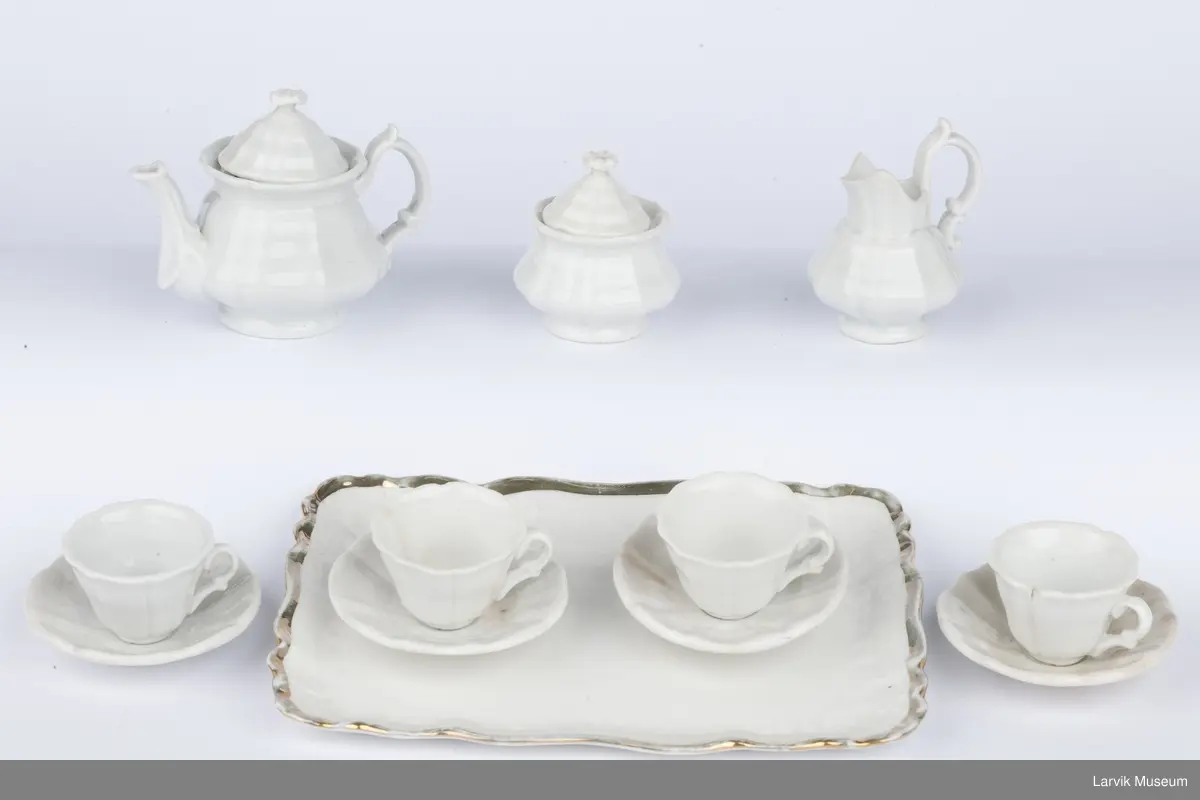 bølgeformet kanter, 2 lokk som ender i en blomst, skåler har markerte kronbladlign. former, dette mønsteret går igjen på alle delene