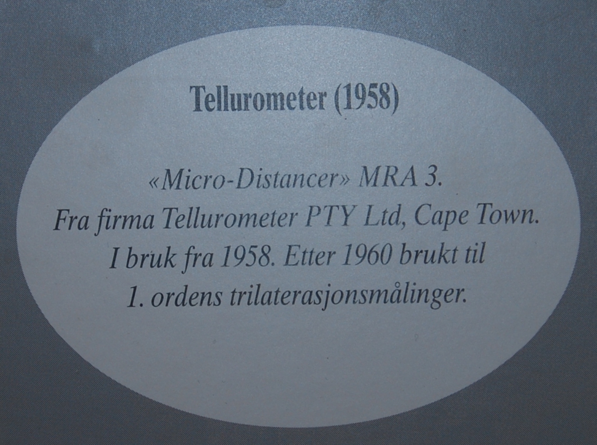 Tellurometer med deksel og to hodetelefoner og batteriledning