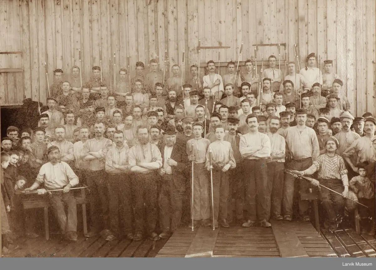 Gruppe med gutter/menn, arbeidere ved glassverket