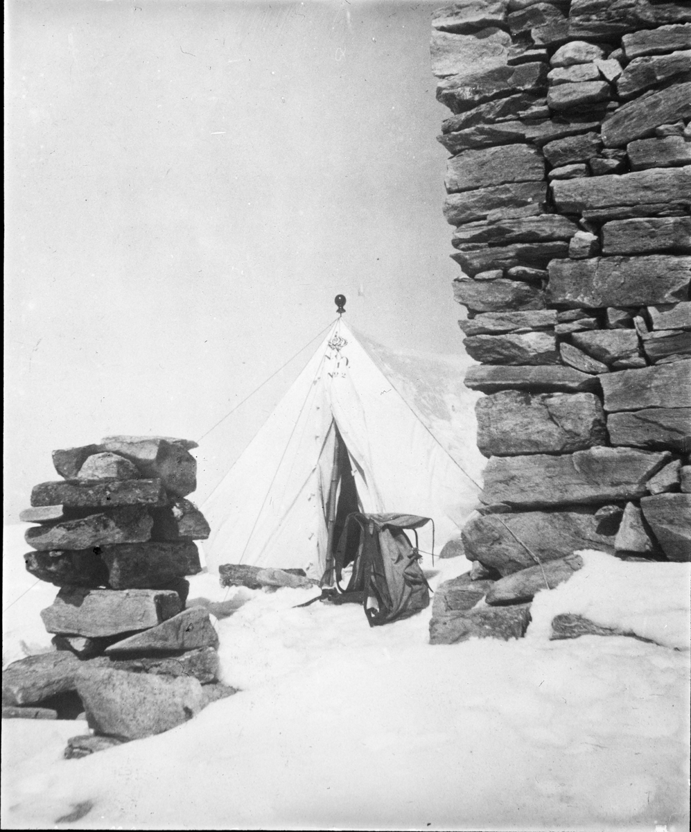 MÅLERLIV: Topptelt i leir ved Snøhetta.