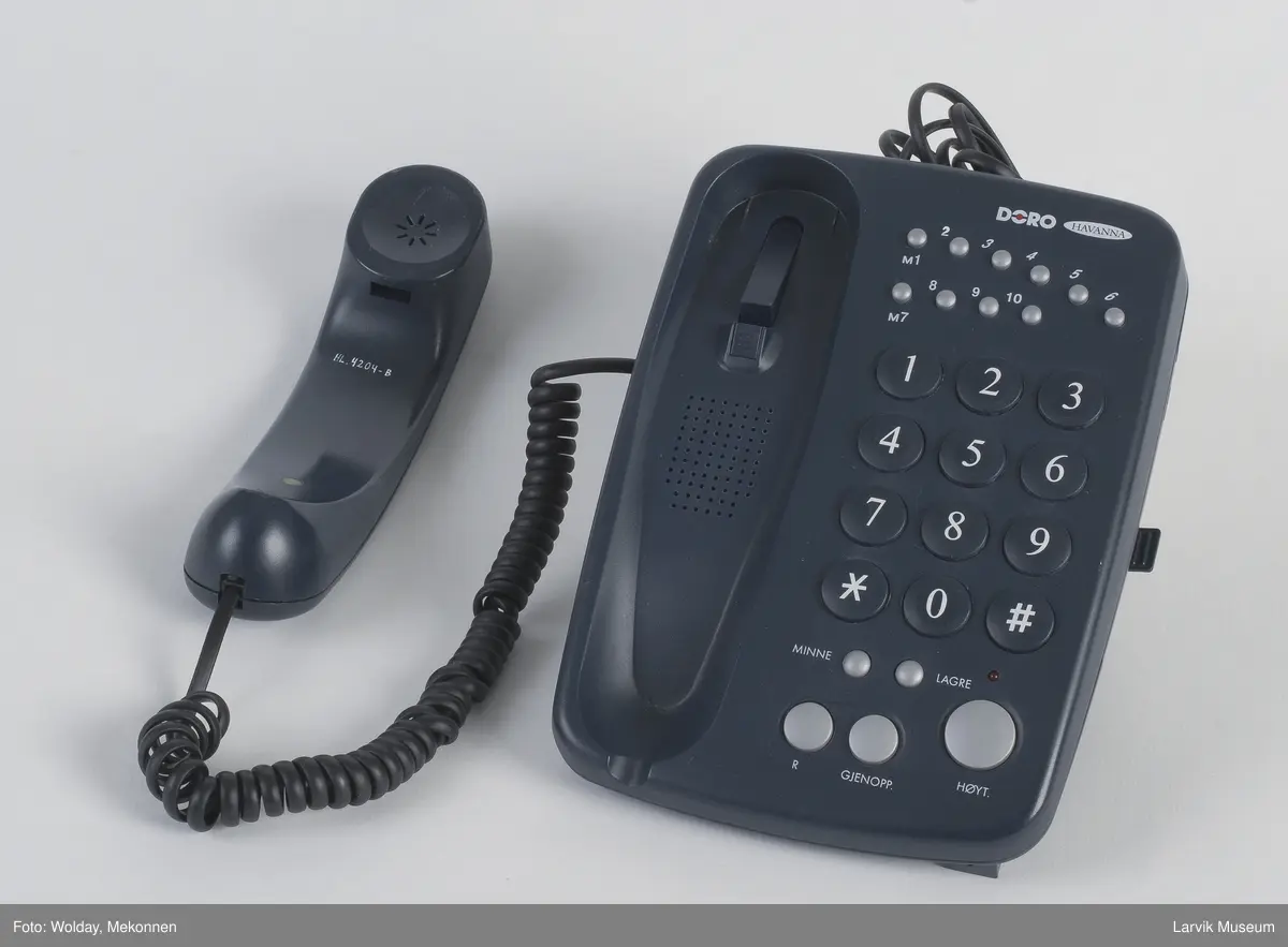 Form: Store runde taster, telefonrøret på venstre side.
