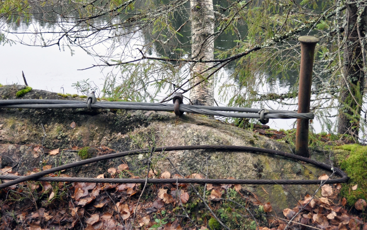 Håndsmidd puller av hjern. Står fast i fjellet. Den galvaniserte wiren som henger på pulleren på bildet er fra midten av 50-tallet. Den som ligger ved siden av er fra 1922. 19 mm wire. Wiren går til feste ved den andre enden av steinbruddet.