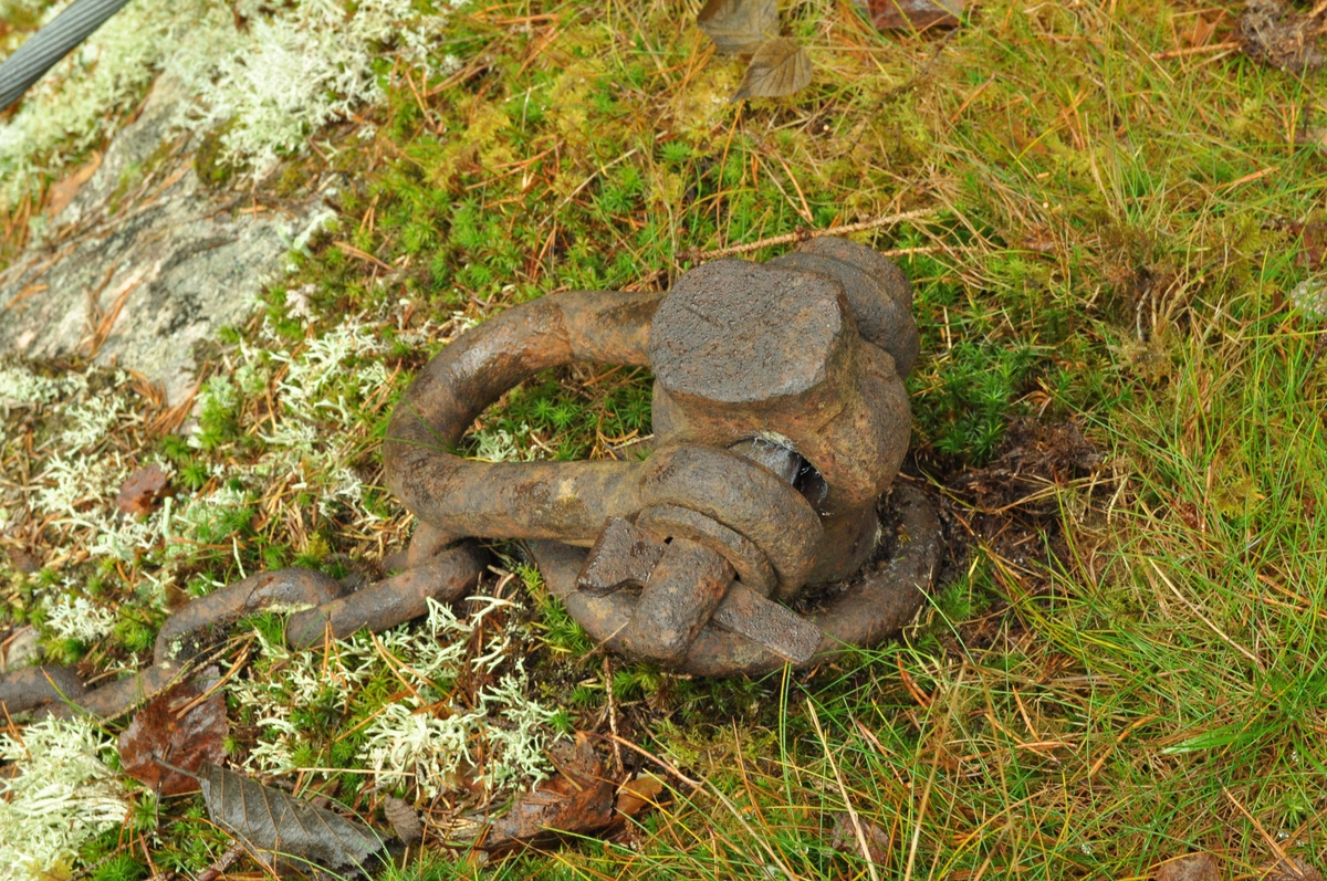 Sjakkel som er festet i fjellet med en øyebolt. Festet i styrelina med flyttbar låseklemme (TFK.0262). Sjakkelen er håndsmidd av jern med bolt og splint.
Fra ca 1900