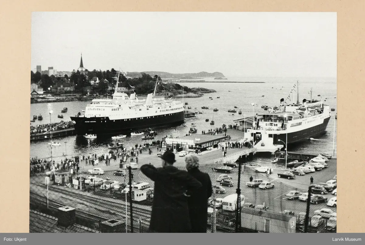 MS Peter Wessel (nr. 2) mottas i Larvik etter jomfruturen 27. mai 1968. Cort Adler til høyre.
