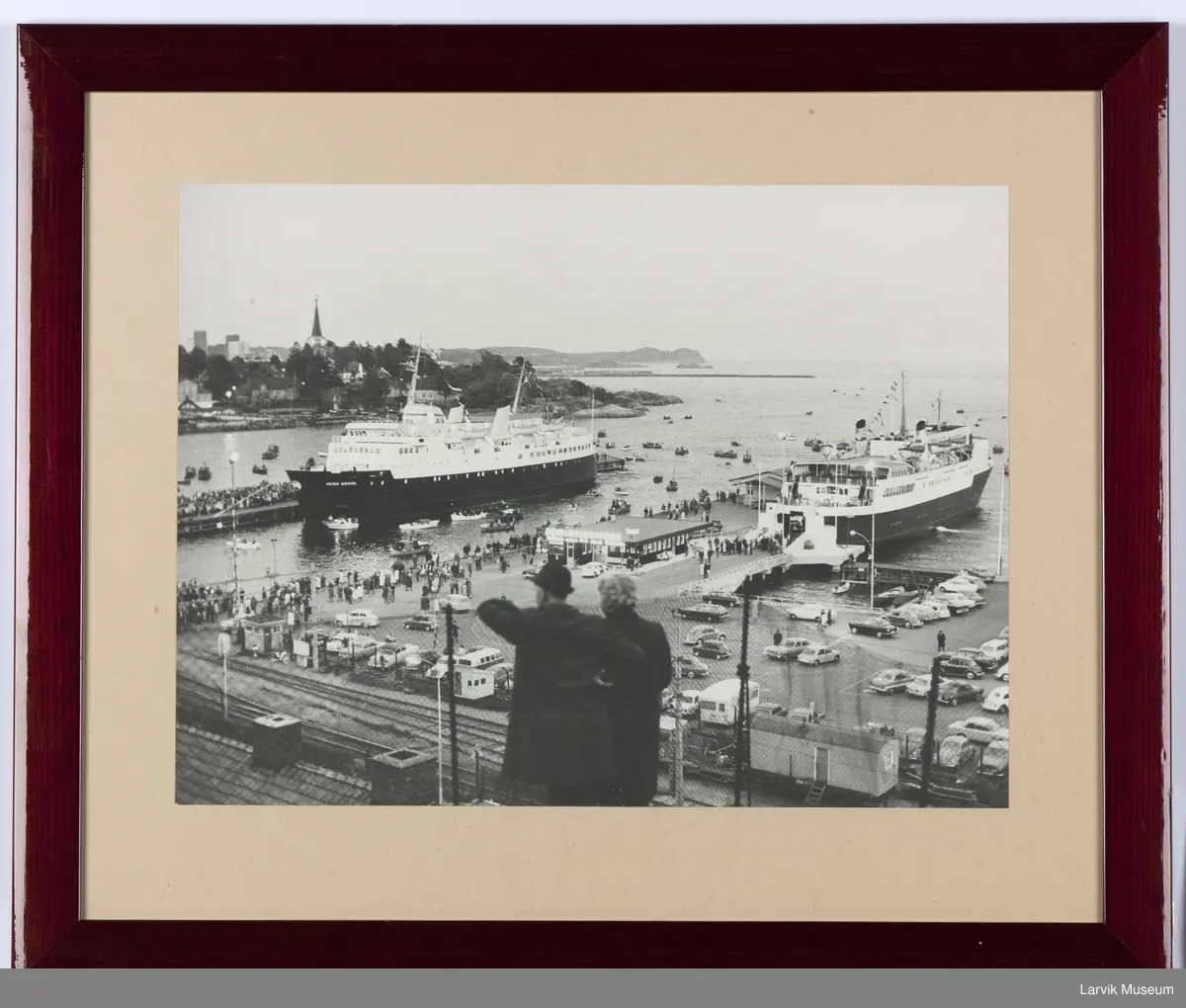 MS Peter Wessel (nr. 2) mottas i Larvik etter jomfruturen 27. mai 1968. Cort Adler til høyre.