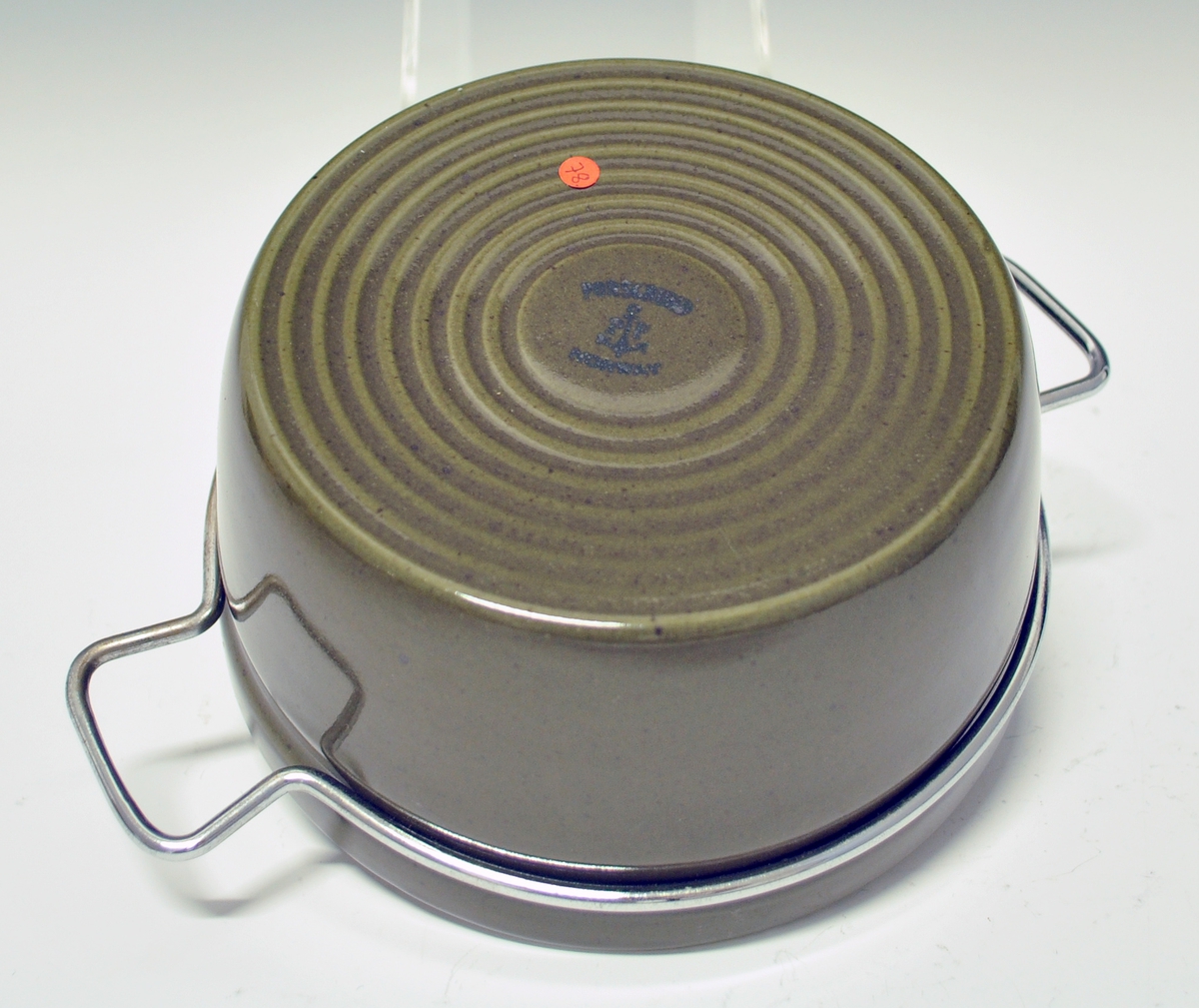 Gryte med lokk av porselen, ildfast gods. Mørkegrønn glasur. Metallhanker.
Modell 2376 Askeladden av Eystein Sandnes, i produksjon fra 1964.