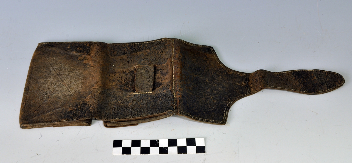 Små kors og rundringer i geometriske mønstre.