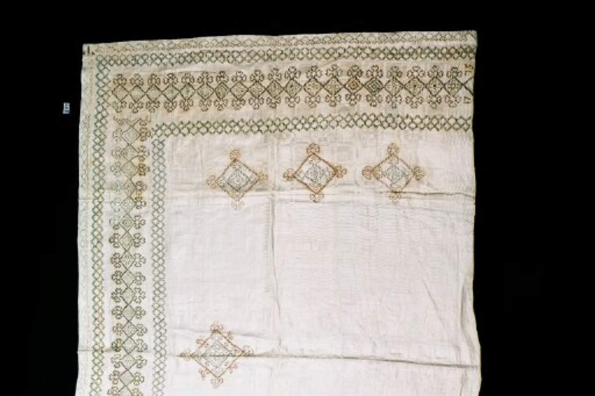 Fra protokollen: Hylk, silkesyet.

Rektangulær hylk, Bord av holbeinsting brodert langs alle fire sidene, på innsiden av borden er det brodert romber. Det er jarekant på høyre langside, og ved de andre sidene er det sydd inn en fald. Årstallet 1775 er brodert på i det ene hjørnet.