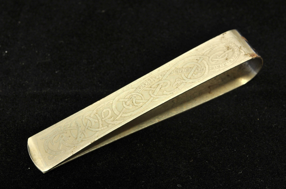 Beløpet "1.000 Kr." på den ene siden. Buktende drageskikkelser til høyre og venstre for beløp, og på den andre siden.