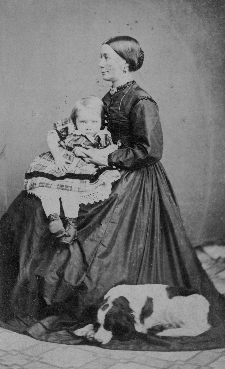 Frk Hanna Dahll med Mamie Dahll på fanget.