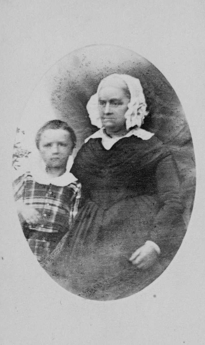 Portrett av Marie Magdalene Rømer f. Heuch med dattersønn Fredrik. Marie Magdalene 3/7-1789-17/1-1870