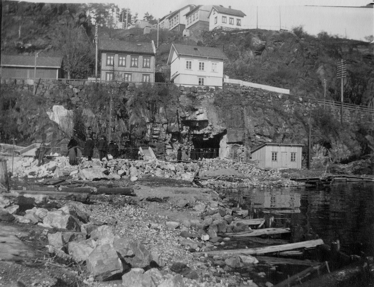 Bebyggelse på Tangen - ved tunnellåpningen. Tunnelens påbegynnelse 18/3-1920. Kragerø