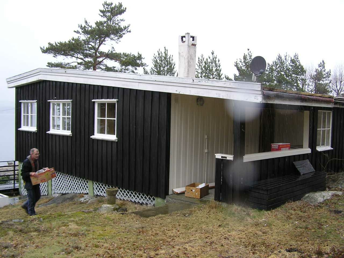 Hytta på Bærø. Bildet tatt 6.04.2005. Dagen etter ble hytta brent for få plass til en ny og større hytte. Håndverker ga tips og vi fikk hentet mange gjenstander som nå står i hytta "Solhaug" .Hytta fra ca. 1950-tallet. Inventar fra 1930-1970.