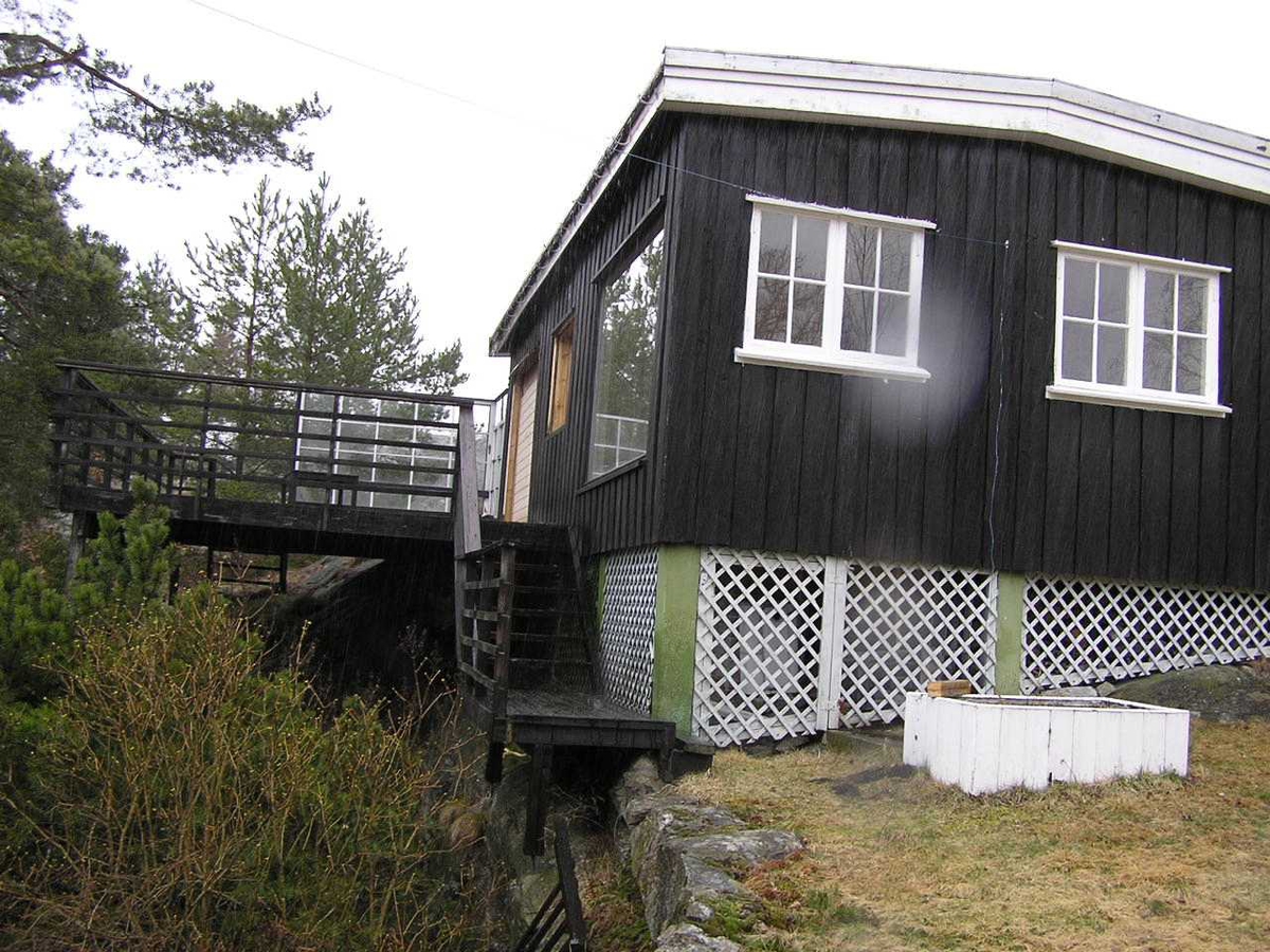 Hytta på Bærø. Bildet tatt 6.04.2005. Dagen etter ble hytta brent for få plass til en ny og større hytte. Håndverker ga tips og vi fikk hentet mange gjenstander som nå står i hytta "Solhaug" .Hytta fra ca. 1950-tallet. Inventar fra 1930-1970.