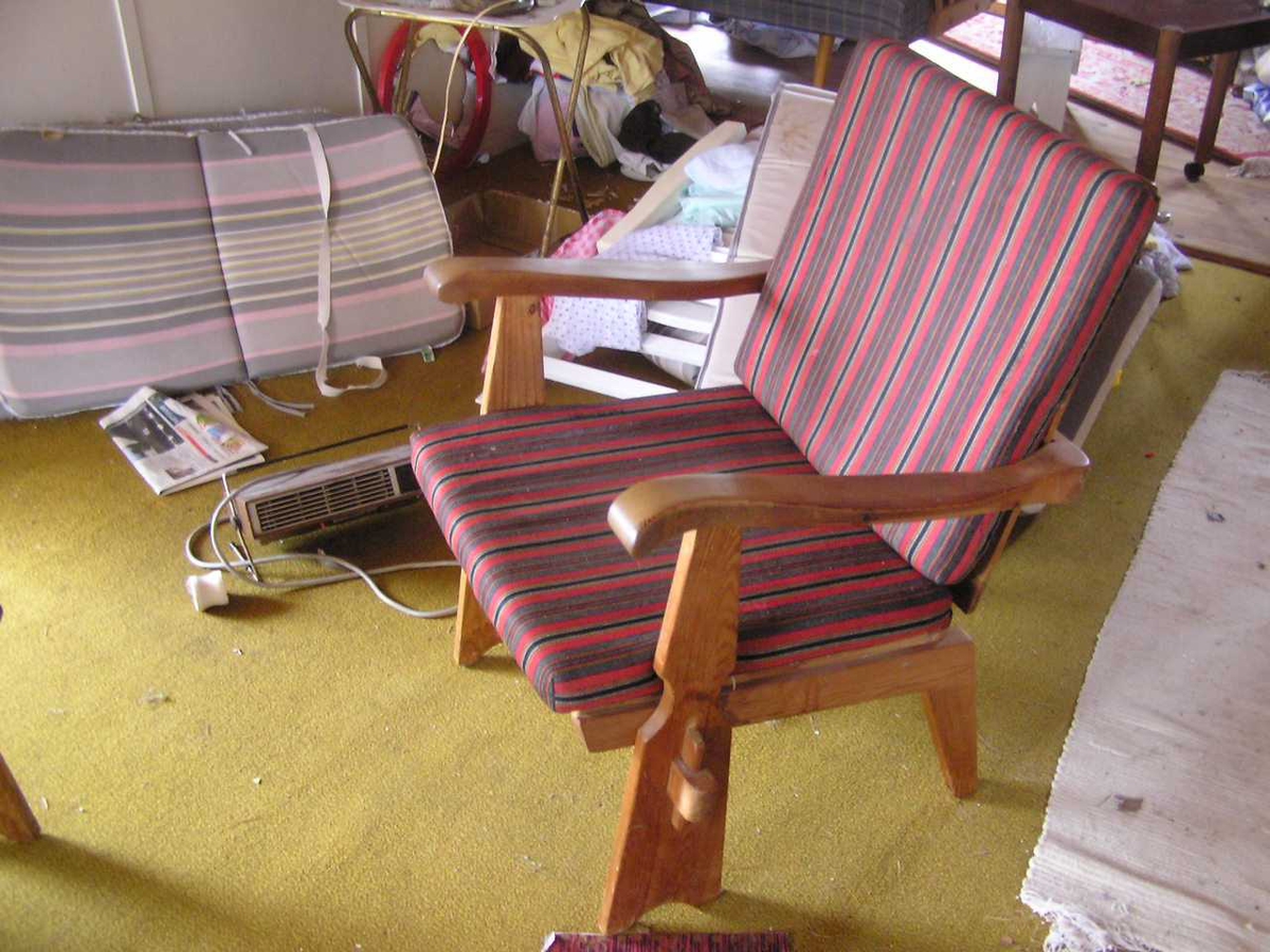 Hytta på Bærø. Bildet tatt 6.04.2005. Dagen etter ble hytta brent for få plass til en ny og større hytte. Håndverker ga tips og vi fikk hentet mange gjenstander som nå står i hytta "Solhaug" .Hytta fra ca. 1950-tallet. Inventar fra 1930-1970.