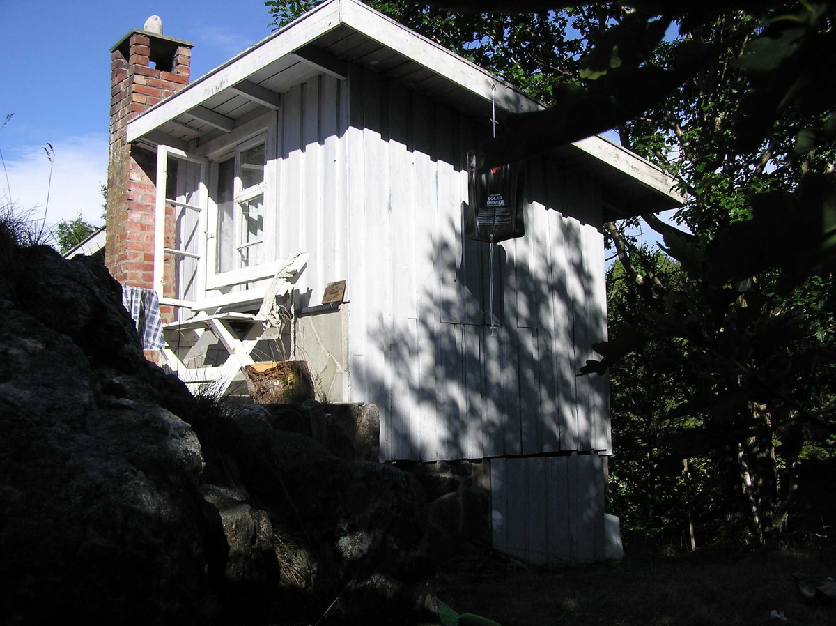 Hytte på Saltbutangen ble revet for å gi plass til en større hytte.  Idyllisk hytte med uthus og utedo. God utsikt til sjøen.
